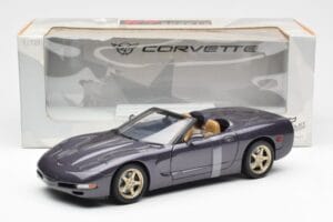 Chevrolet Corvette C5 Cabriolet Violet Nacré Métallique UT Models 1:18 21010 Métal Moulé — image 6 sur 6