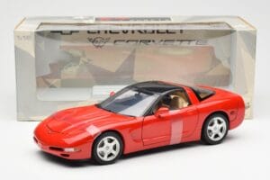 Chevrolet Corvette C5 Hardtop Rouge UT Models 1:18 21041 Métal Moulé — image 6 sur 6