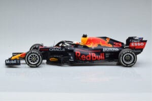 Red Bull Racing RB16B #33 M. Verstappen Abu Dhabi GP F1 World Champion 2021 Minichamps 1:18 110212333 Métal Moulé — image 3 sur 6