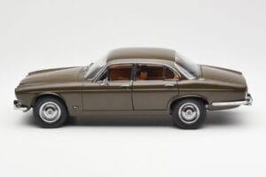 Jaguar XJ6 Series 1 4.2 Sable Marron Paragon 1:18 2011004 Métal Moulé — image 4 sur 8