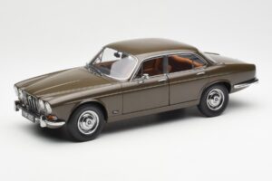 Jaguar XJ6 Series 1 4.2 Sable Marron Paragon 1:18 2011004