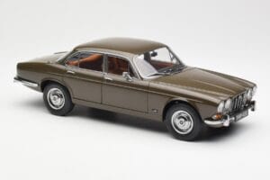 Jaguar XJ6 Series 1 4.2 Sable Marron Paragon 1:18 2011004 Métal Moulé — image 6 sur 8