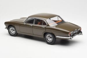 Jaguar XJ6 Series 1 4.2 Sable Marron Paragon 1:18 2011004 Métal Moulé — image 7 sur 8
