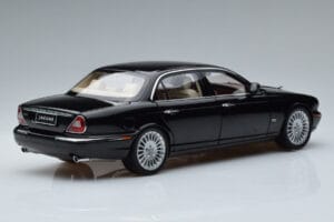 Jaguar XJ6 X350 Ebony Noir Almost Real 1:18 810501 Métal Moulé — image 3 sur 11