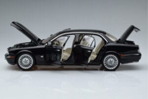 Jaguar XJ6 X350 Ebony Noir Almost Real 1:18 810501 Métal Moulé — image 4 sur 11