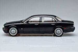 Jaguar XJ6 X350 Ebony Noir Almost Real 1:18 810501 Métal Moulé — image 5 sur 11