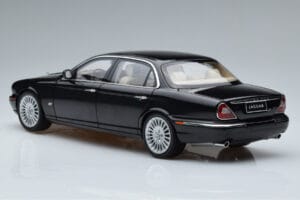 Jaguar XJ6 X350 Ebony Noir Almost Real 1:18 810501 Métal Moulé — image 6 sur 11