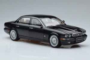 Jaguar XJ6 X350 Ebony Noir Almost Real 1:18 810501 Métal Moulé — image 10 sur 11