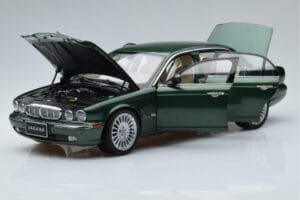 Jaguar XJ6 X350 Racing Vert Almost Real 1:18 810502 Métal Moulé — image 2 sur 13