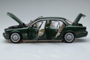 Jaguar XJ6 X350 Racing Vert Almost Real 1:18 810502 Métal Moulé — image 4 sur 13