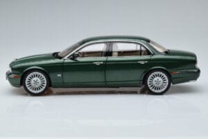 Jaguar XJ6 X350 Racing Vert Almost Real 1:18 810502 Métal Moulé — image 5 sur 13