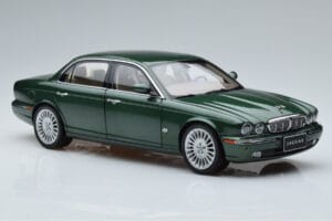 Jaguar XJ6 X350 Racing Vert Almost Real 1:18 810502 Métal Moulé — image 6 sur 13