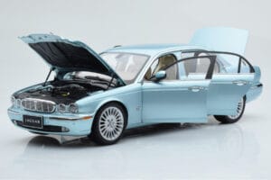 Jaguar XJ6 X350 Seafrost Bleu Clair Almost Real 1:18 810503 Métal Moulé — image 2 sur 11