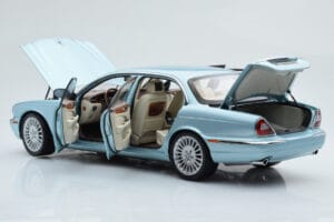 Jaguar XJ6 X350 Seafrost Bleu Clair Almost Real 1:18 810503 Métal Moulé — image 3 sur 11