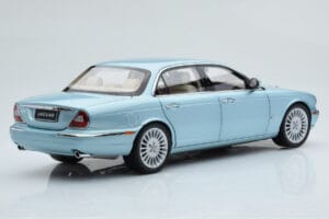 Jaguar XJ6 X350 Seafrost Bleu Clair Almost Real 1:18 810503 Métal Moulé — image 4 sur 11