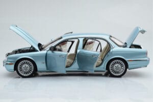 Jaguar XJ6 X350 Seafrost Bleu Clair Almost Real 1:18 810503 Métal Moulé — image 5 sur 11