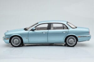 Jaguar XJ6 X350 Seafrost Bleu Clair Almost Real 1:18 810503 Métal Moulé — image 6 sur 11