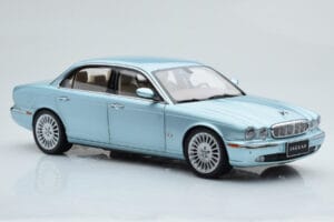 Jaguar XJ6 X350 Seafrost Bleu Clair Almost Real 1:18 810503 Métal Moulé — image 7 sur 11