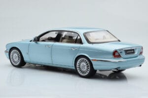 Jaguar XJ6 X350 Seafrost Bleu Clair Almost Real 1:18 810503 Métal Moulé — image 8 sur 11