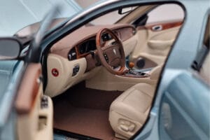 Jaguar XJ6 X350 Seafrost Bleu Clair Almost Real 1:18 810503 Métal Moulé — image 9 sur 11