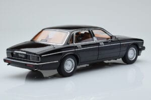 Jaguar XJ6 XJ40 Ebony Noir Almost Real 1:18 810543 Métal Moulé — image 3 sur 11