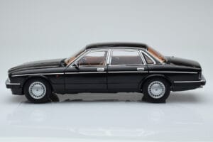 Jaguar XJ6 XJ40 Ebony Noir Almost Real 1:18 810543 Métal Moulé — image 4 sur 11
