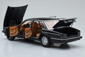 Jaguar XJ6 XJ40 Ebony Noir Almost Real 1:18 810543 Métal Moulé — image 5 sur 11