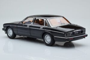 Jaguar XJ6 XJ40 Ebony Noir Almost Real 1:18 810543 Métal Moulé — image 7 sur 11