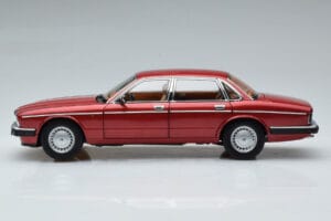 Jaguar XJ6 XJ40 Flamenco Rouge Almost Real 1:18 810541 Métal Moulé — image 5 sur 11