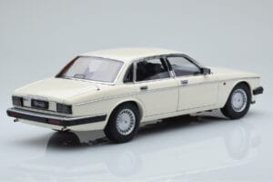 Jaguar XJ6 XJ40 Glacier Blanc Almost Real 1:18 810542 Métal Moulé — image 3 sur 11