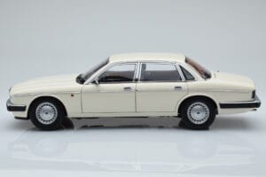 Jaguar XJ6 XJ40 Glacier Blanc Almost Real 1:18 810542 Métal Moulé — image 4 sur 11