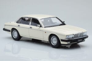 Jaguar XJ6 XJ40 Glacier Blanc Almost Real 1:18 810542 Métal Moulé — image 6 sur 11