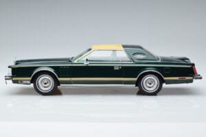 Lincoln Continental Mark V Vert Foncé MCG 1:18 MCG18404 Métal Moulé — image 3 sur 6