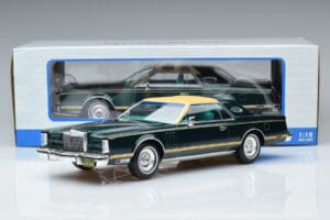 Lincoln Continental Mark V Vert Foncé MCG 1:18 MCG18404 Métal Moulé — image 6 sur 6