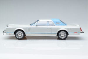 Lincoln Continental Mark V Argent MCG 1:18 MCG18403 Métal Moulé — image 3 sur 6