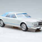 Lincoln Continental Mark V Argent MCG 1:18 - image 4 of 6