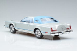Lincoln Continental Mark V Argent MCG 1:18 MCG18403 Métal Moulé — image 5 sur 6
