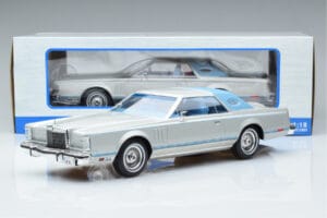 Lincoln Continental Mark V Argent MCG 1:18 MCG18403 Métal Moulé — image 6 sur 6