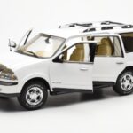Lincoln Navigator Blanc AUTOart 1:18 - image 2 of 8