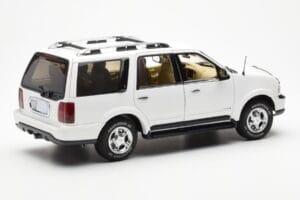 Lincoln Navigator Blanc AUTOart 1:18 72761 Métal Moulé — image 3 sur 8
