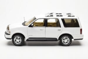Lincoln Navigator Blanc AUTOart 1:18 72761 Métal Moulé — image 4 sur 8