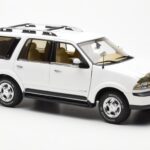 Lincoln Navigator Blanc AUTOart 1:18 - image 6 of 8