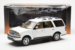 Lincoln Navigator Blanc AUTOart 1:18 72761 Métal Moulé — image 8 sur 8