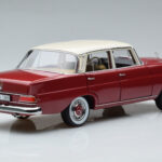 Mercedes 200 W110 Rouge Norev 1:18 - image 3 of 7