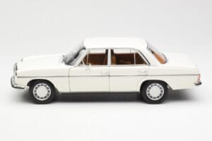 Mercedes 200 W115 Blanc Norev 1:18 183770 Métal Moulé — image 4 sur 8