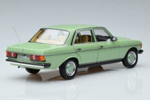 Mercedes 200 W123 Vert Norev 1:18 183796 Métal Moulé — image 3 sur 7