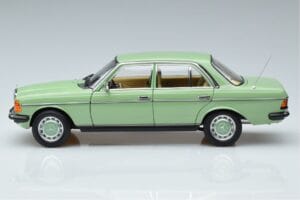 Mercedes 200 W123 Vert Norev 1:18 183796 Métal Moulé — image 4 sur 7
