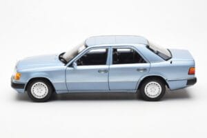 Mercedes 230E W124 Bleu Clair Métallique Norev 1:18 183945 Métal Moulé — image 4 sur 8