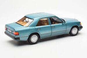 Mercedes 230E W124 Beryl Metallic Édition Concessionnaire Norev 1:18 B66040698 Métal Moulé — image 3 sur 8