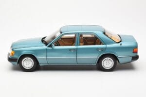 Mercedes 230E W124 Beryl Metallic Édition Concessionnaire Norev 1:18 B66040698 Métal Moulé — image 4 sur 8
